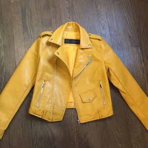 Leather jacket in mustard yellow🧥